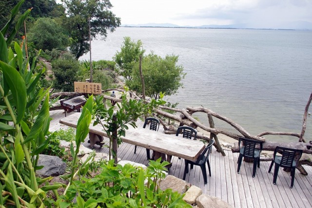 琵琶湖を眺めてひと息つける休憩スペースも。