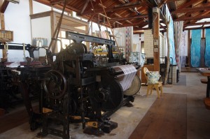 昭和初期に作られた「豊田式自動織機」。今でもしっかり動きます。