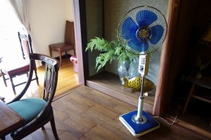 取材で訪れた9月にはレトロな扇風機が。