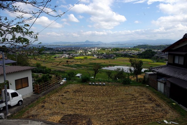 棚田からの眺めは最高です。琵琶湖を挟んで向こうには、近江富士まで見えますよ。