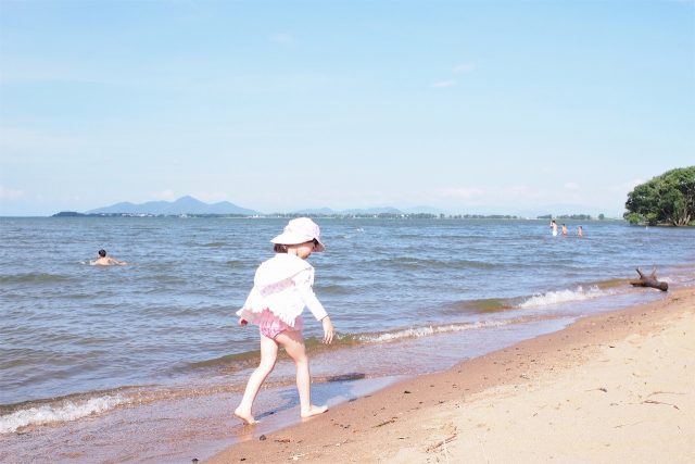 琵琶湖で遊ぶ5歳児