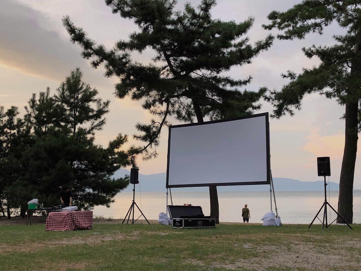 屋外用スクリーン キャンプで上映は贅沢な楽しみです。 屋外用スクリーン キャンプで上映は贅沢な楽しみです。