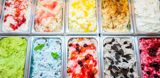 ショーケースの中のアイス