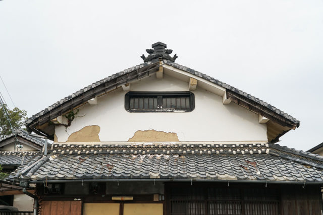 民家の屋根の上の飾り瓦