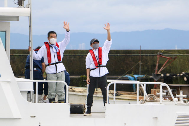 船から手を振る三日月知事と西川観光大使