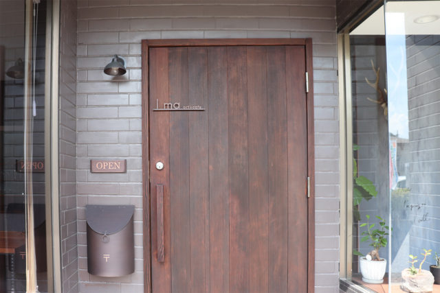 I ma art + cafe入口の木製ドア