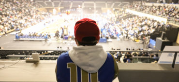 滋賀レイクスを観戦するラリーさん