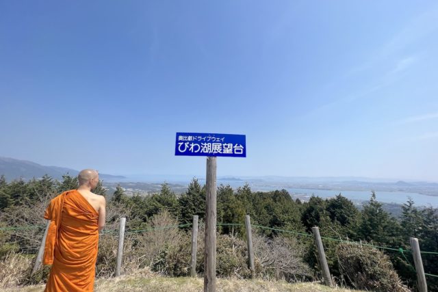 琵琶湖を見つめる