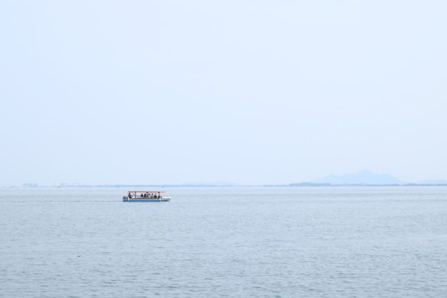 琵琶湖と船