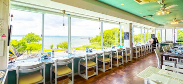 R cafe at Marina