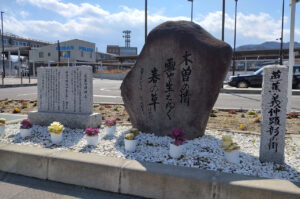 駅前にある芭蕉句碑