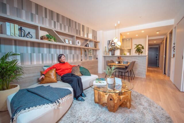 リビングでくつろぐ