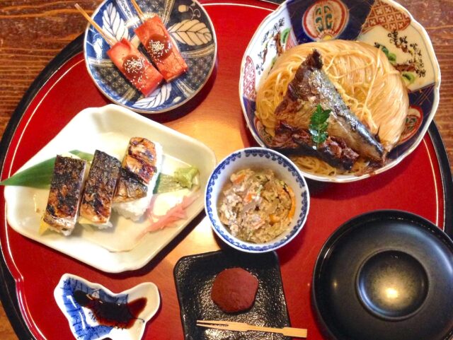 そうめんがお米感覚？！「焼きサバ」を乗せた豪快な郷土料理 - しがトコ