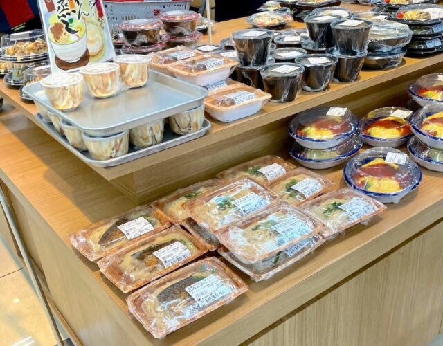 スーパー フタバヤ　お惣菜コーナーに並ぶ焼鯖そうめん