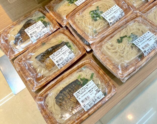 スーパー フタバヤ　お惣菜コーナーに並ぶ焼鯖そうめん　アップ