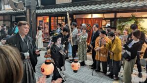 長浜曳山まつり　子ども役者が街を練り歩く
