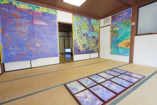 自治会館に飾られる作品