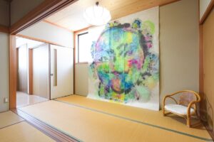 自治会館に飾られる西村さんの作品