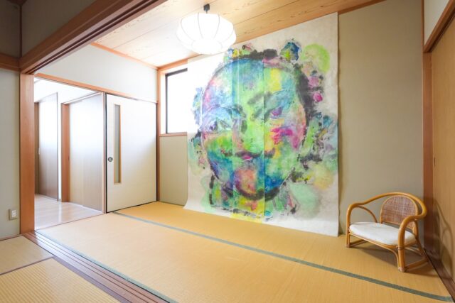 自治会館に飾られる西村さんの作品